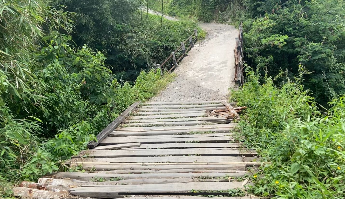 Jembatan Penghubung 3 Desa Kondisinya Memprihatinkan Cianjur Ekspres