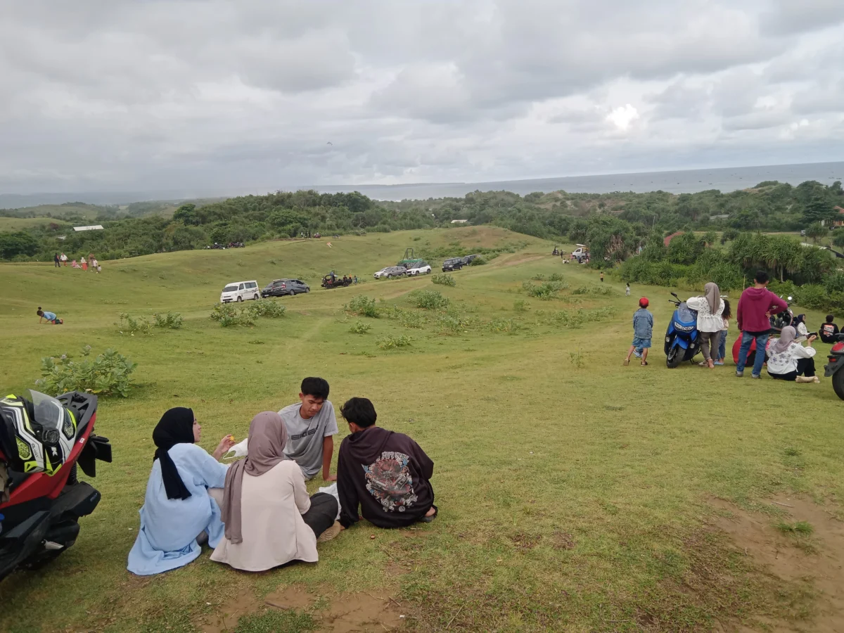 Bukit Teletubbies Sayang Heulang Pameungpeuk Jadi Magnet Bagi Wisatawan