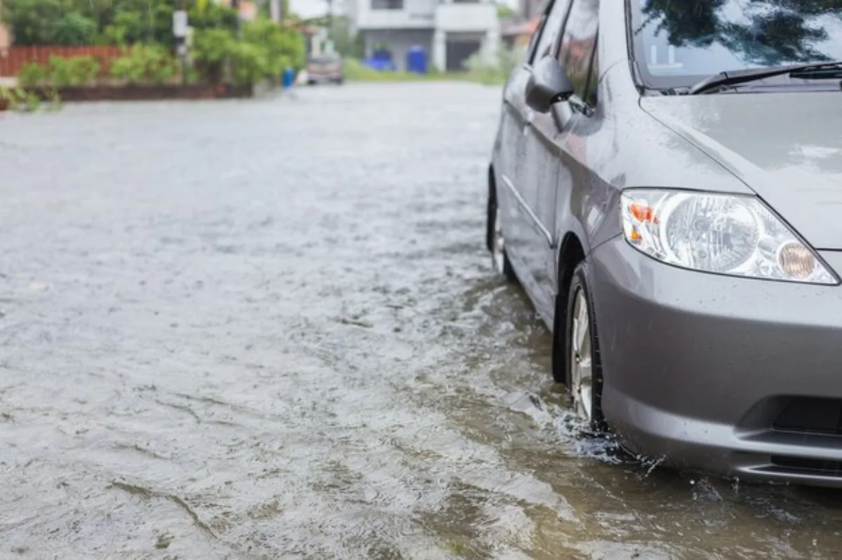 Tips Penting Mengemudi Mobil Listrik Saat Hujan Deras Dan Banjir