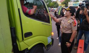 Polisi Cantik Bagikan Takjil