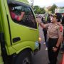 Polisi Cantik Bagikan Takjil