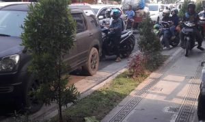 Banyak Titik Macet, Banyak Pemotor Naik Trotoar