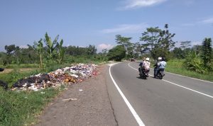 Sampah di Lingkar Timur Menumpuk