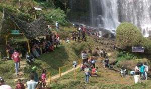 Curug Cikondang Dipenuhi Wisatawan