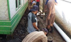 Warga Swadaya Perbaiki Jalan Lingkungan