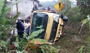 Truk Semen Seruduk Kios Pangkas Rambut