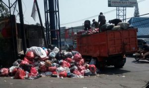 Sampah di Kawasan Cipanas Perlu Penanganan