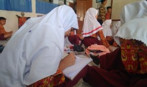 Tidak Ada Kursi, Siswa Ibu Jenab II Melantai