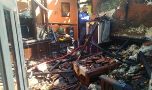 Korsleting Listrik, Dua Rumah Ludes Terbakar