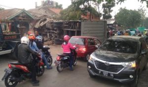 Rem Blong, Truk Seruduk Dua Rumah