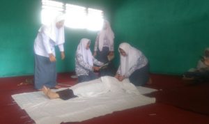 Siswa SMA PGRI Praktek Mandikan Jenazah