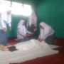 Siswa SMA PGRI Praktek Mandikan Jenazah