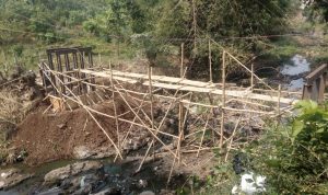 Warga Protes Pembangunan Jembatan PT Puri Asoka