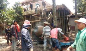 Warga Cibarengkok Swadaya Renovasi Masjid