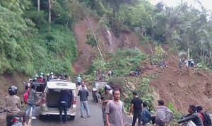 Jalan Naringgul-Bandung Tertutup Tanah Longsor