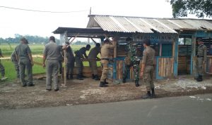 Dianggap Meresahkan, Satpol PP Bongkar Kios Tempat Mesum