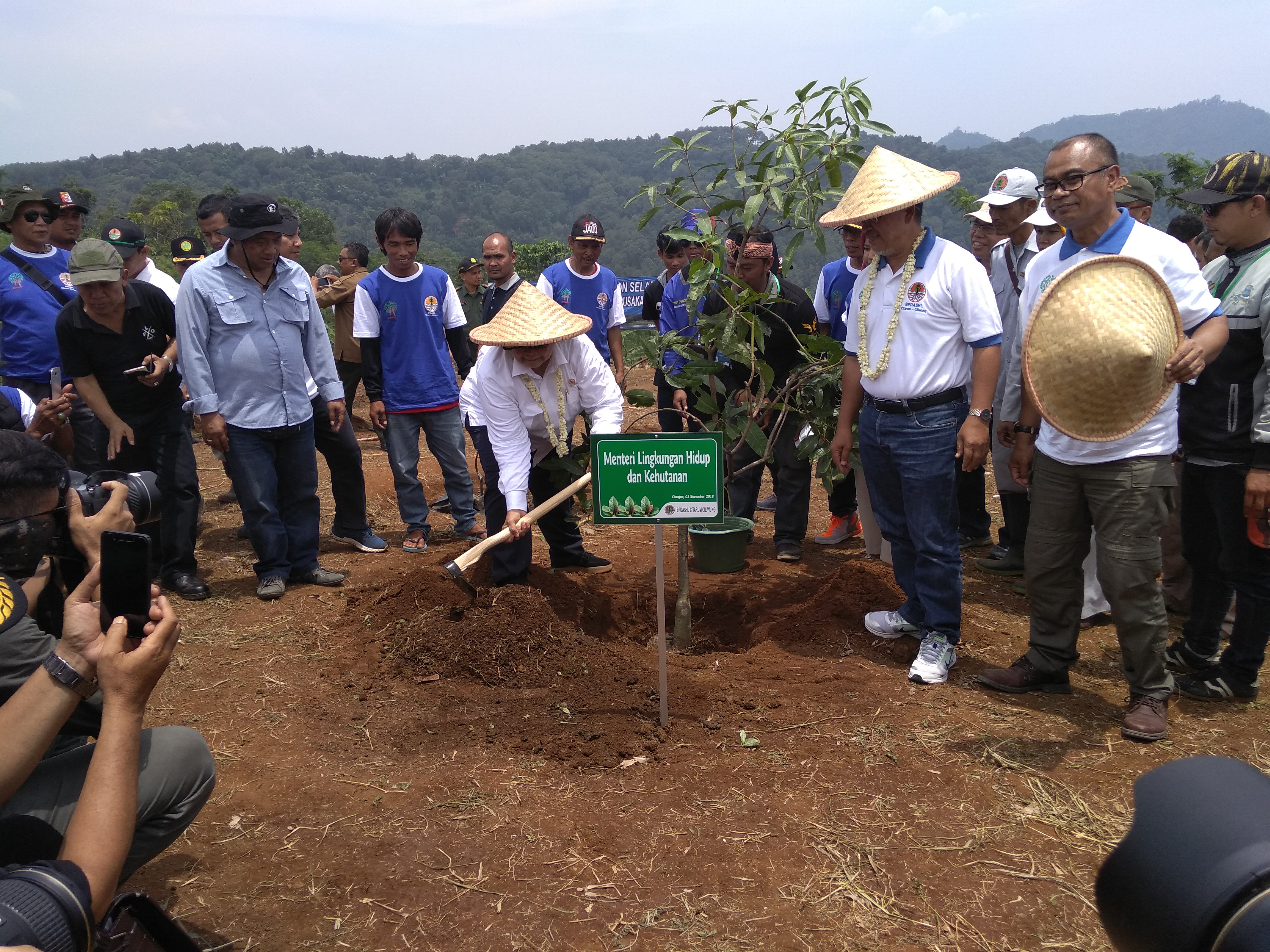 Menteri LHK Tanam Pohon Buah di DAS Citarum