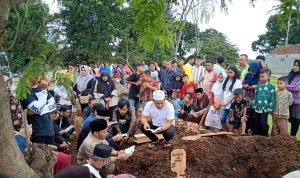 Aa Jimmy dan Istri Dimakamkan Berdampingan