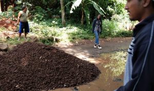 PT TBA Bantu Perbaiki Jalan Berlobang