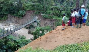 Akibat Banjir Bandang, Ribuan Warga Terisolir