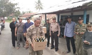 Muspika Cikalongkulon Amankan Ratusan Botol Miras