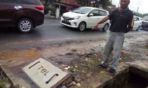 Warga Cangklek Protes Penutup Kabel Telkom