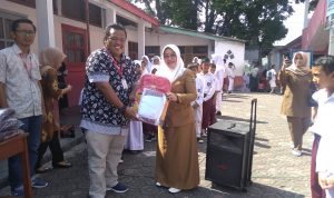 Alfamart Donasikan Peralatan Sekolah