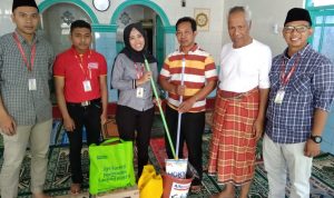 Alfamart Gandeng NU Care Lazisnu di Bersih-bersih Masjid