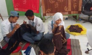 Siswa SMA PGRI Cianjur Diajarkan Membatik, Masuk Program Ekstrakurikuler