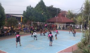 Empat Tim Melenggang ke Semi Final Bola Voli Polsek Pacet Cup