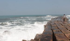 Wisatawan Keluhkan Pantai Jayanti Kumuh