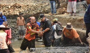 Bronjong Mulai Dipasang di Irigasi Cikondang