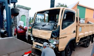 Diduga Mengalami Rem Blong, Truk Tubruk Pagar Gerbang Masjid