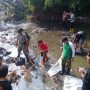 Muspika Bersihkan Sampah di Anak Sungai Citarum