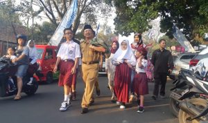 Hari Pertama Masuk Sekolah, Herman Antarkan Anak Yatim