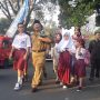 Hari Pertama Masuk Sekolah, Herman Antarkan Anak Yatim