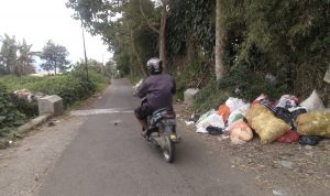 Kades Tegur Warga Buang Sampah Sembarangan