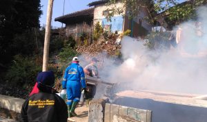 Mahasiswa Bersama Warga Lakukan Fogging