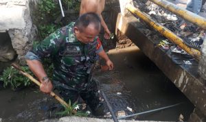 Babinsa Ajak Warga Jaga Kebersihan