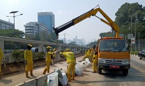 Bina Marga Turunkan Crane Perbaiki Pembatas Transjakarta Bina Marga Turunkan Crane Perbaiki Pembatas Transjakarta