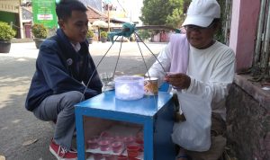 Kisah Mang Dede Penjual Agar-agar Keliling yang Andalkan Naluri dan Tongkat