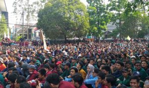 Ribuan Mahasiswa Unjukrasa Didepan Gedung DPRD Jabar