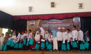 Siswa dan Guru SMKN 1 Pacet Santuni Anak Yatim