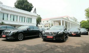 Deretan Mercy Parkir di Halaman Istana Negara