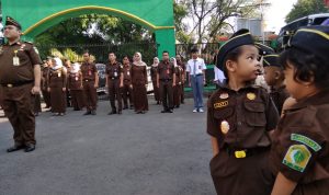 Kajari Cianjur dan Anak TK Apel Pagi Bersama