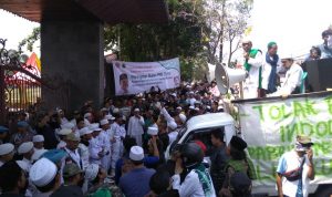 Warga Cikalongkulon Turun ke Jalan Desak PT Indocentral Ditutup Warga Cikalongkulon Turun ke Jalan Desak PT Indocentral Ditutup