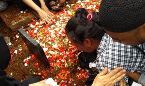 Ibunda Akbar Alamsyah Korban Demo Pelajar DPR Histeris Ibunda Akbar Alamsyah Korban Demo Pelajar DPR Histeris