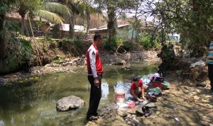 Menyedihkan, Ratusan Warga Mandi Berkubang Sampah