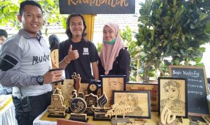 Kayu Pinus di Tangan Ade Jadi Karya Seni Bernilai Tinggi