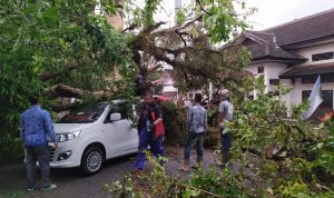 Terjebak Dalam Mobil